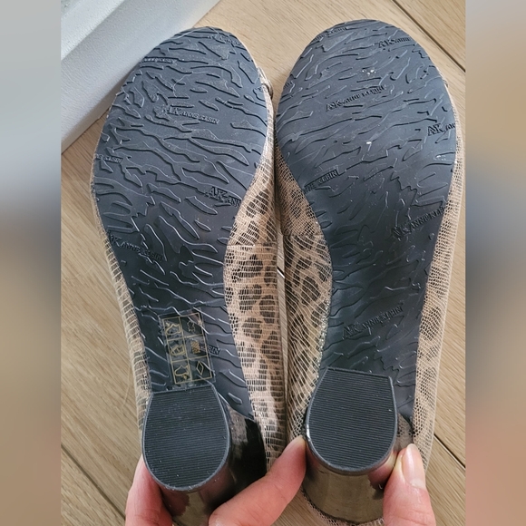 AK Anne Klein heels.  size 8.5, beige/black animal print. - Picture 4 of 5
